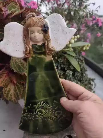 Anioł ceramiczny w zielonej sukience