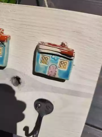 Wieszak ceramiczny z domkami