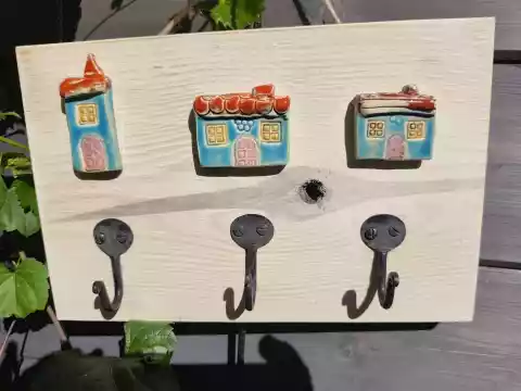Wieszak ceramiczny z domkami