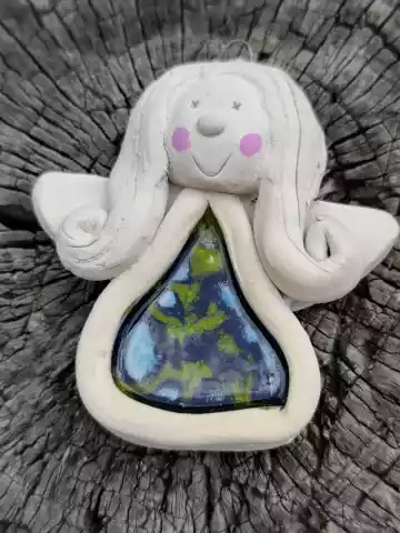 Anioł ceramiczny w kolorowej sukience