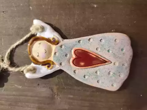 Anioł ceramiczny uśmiechnięty