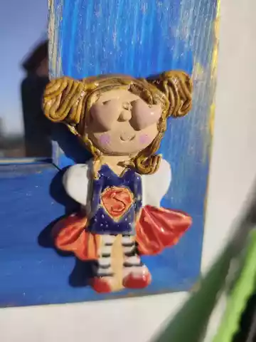Lustro w drewnianej ramie z aniołem ceramicznym do zadań specjalnych