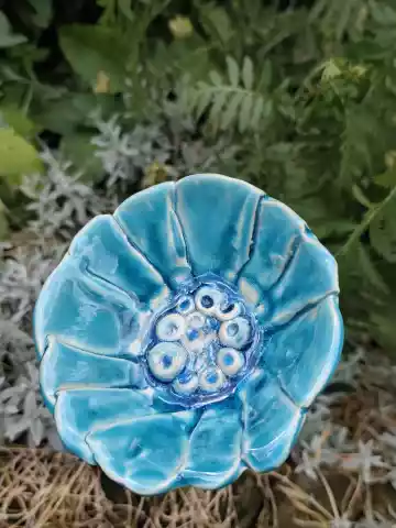 Kwiat ceramiczny - poidło do ogrodu