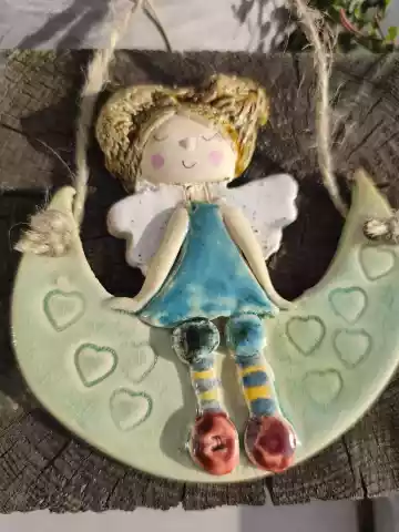 anioł ceramiczny na szmaragdowym księżycu