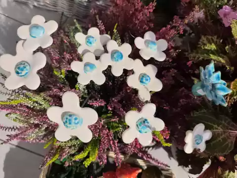 Ceramiczne białe kwiatki