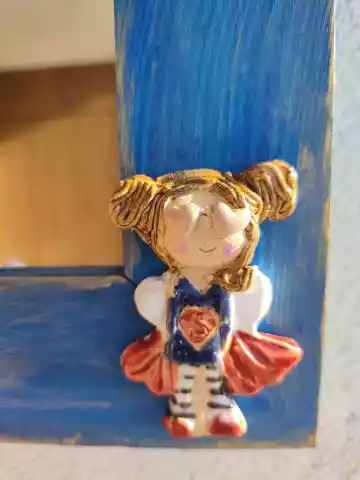 Lustro w drewnianej ramie z aniołem ceramicznym do zadań specjalnych