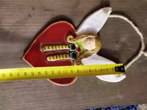 Anioł ceramiczny na sercu