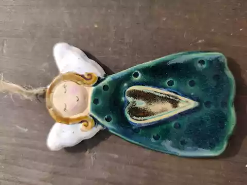 Anioł ceramiczny uśmiechnięty