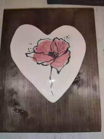 Serce ceramiczne mak na desce 2