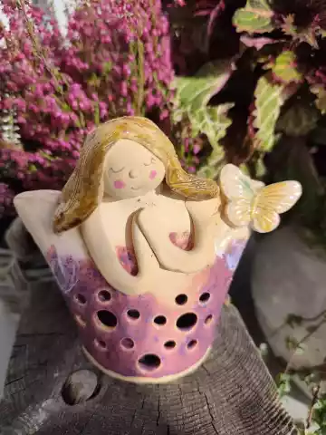 Anioł ceramiczny lampion z motylem