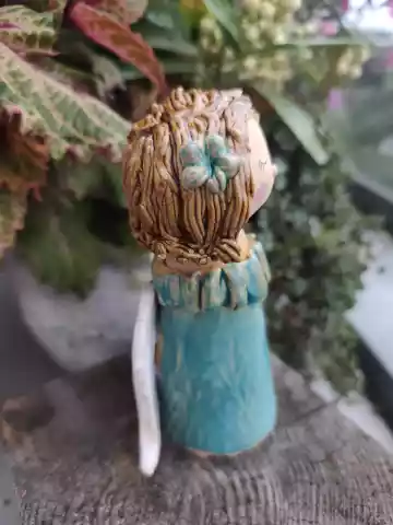 Aniołek ceramiczny w błękitnej sukience z falbanką