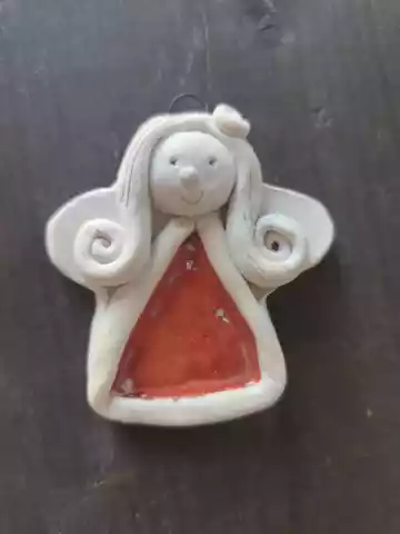 Anioł ceramiczny w kolorowej sukience