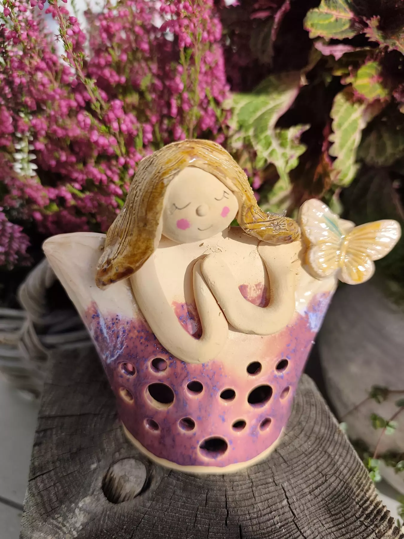 Anioł ceramiczny lampion z motylem