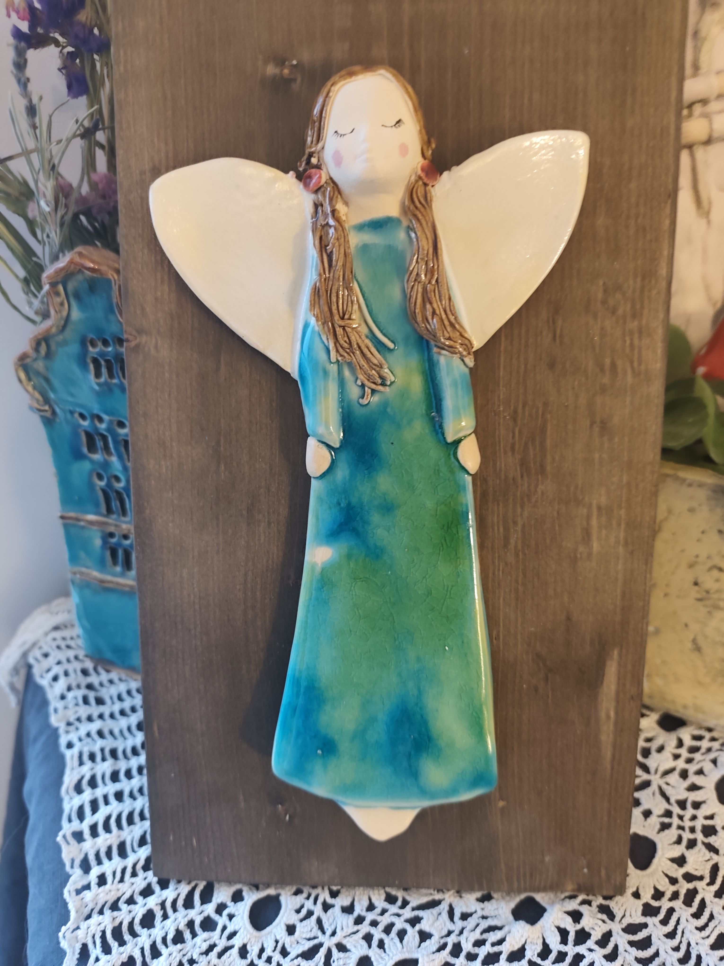 anioł ceramiczny na desce