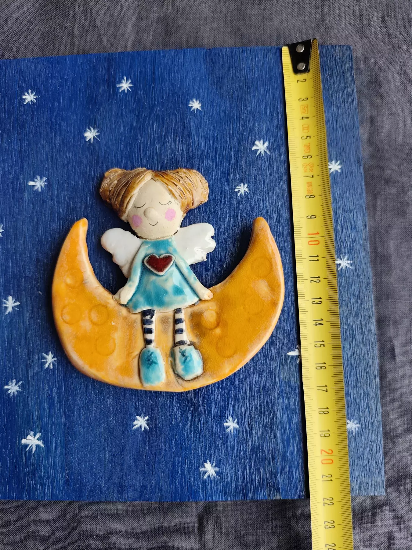 anioł ceramiczny na desce
