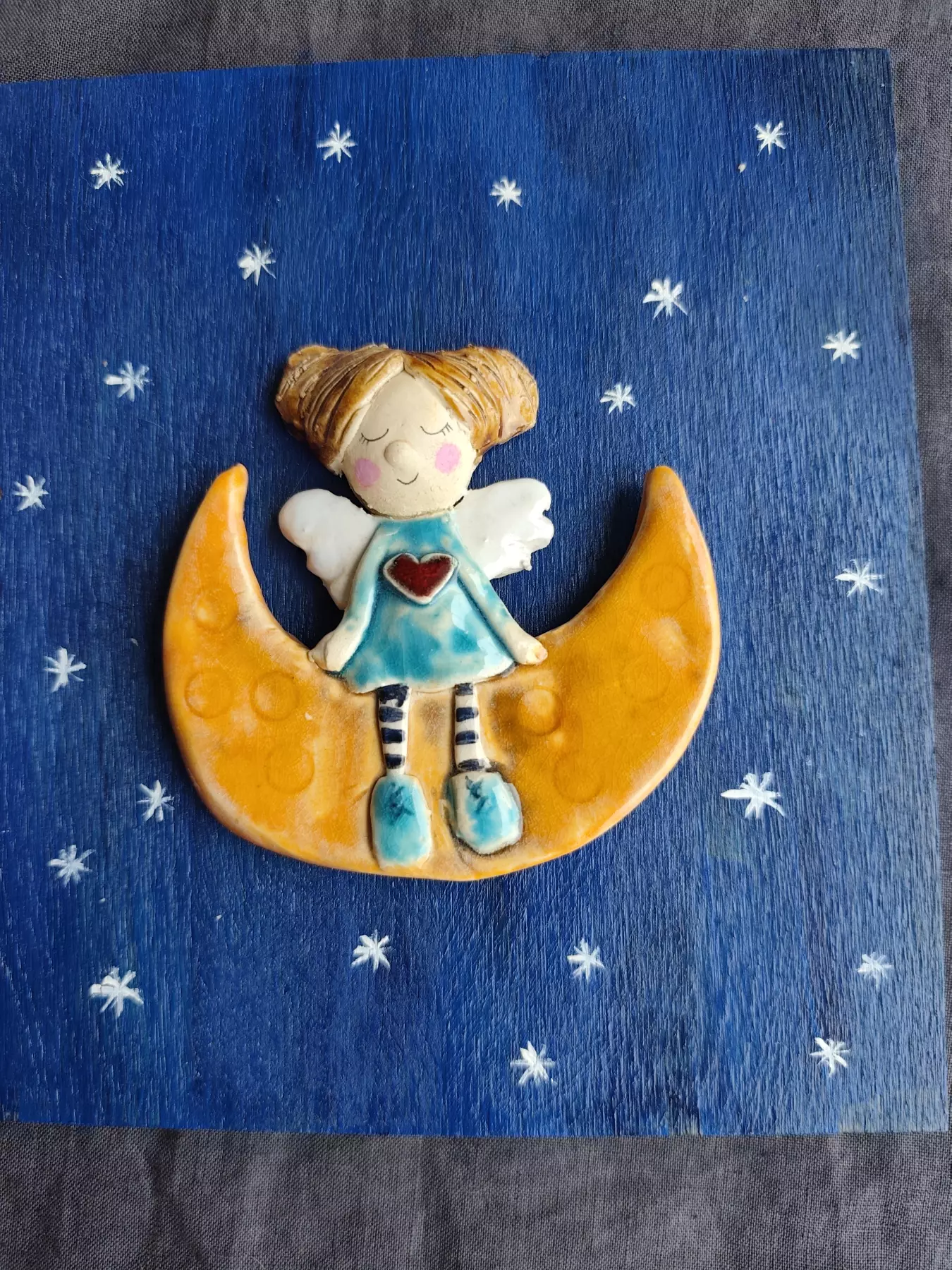 anioł ceramiczny na desce