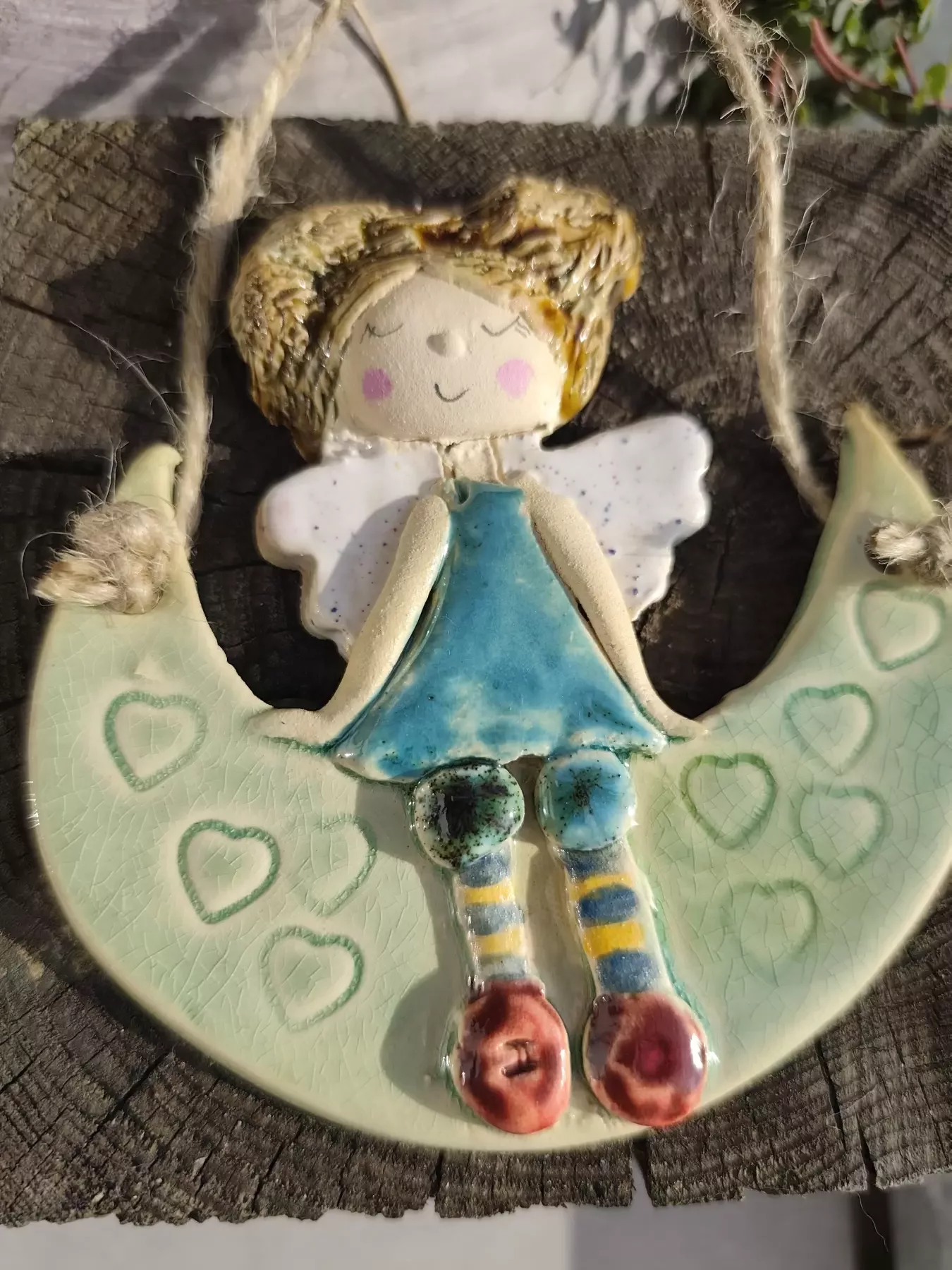 Anioł ceramiczny na szmaragdowym księżycu