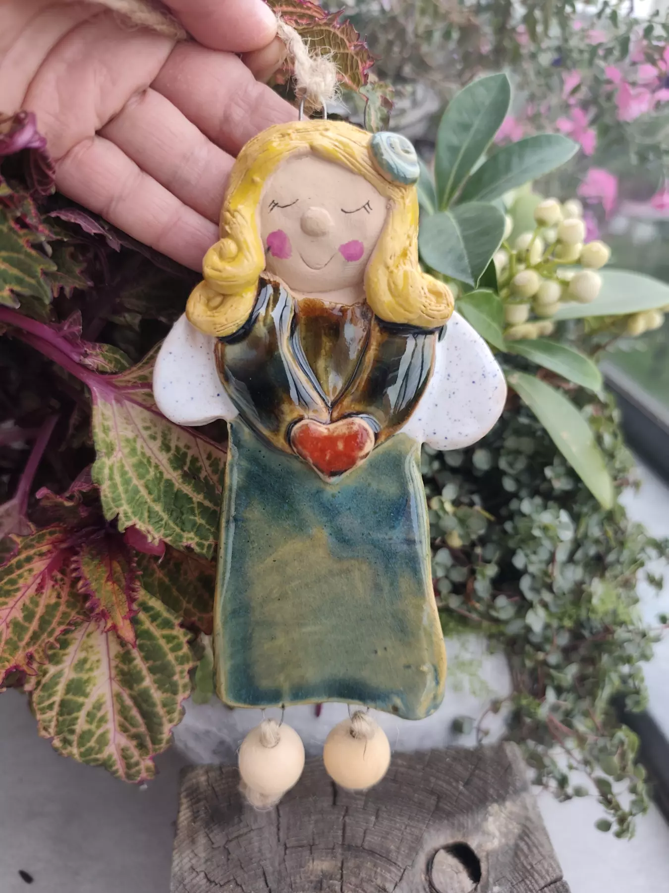 Anioł ceramiczny Pyza z serduszkiem