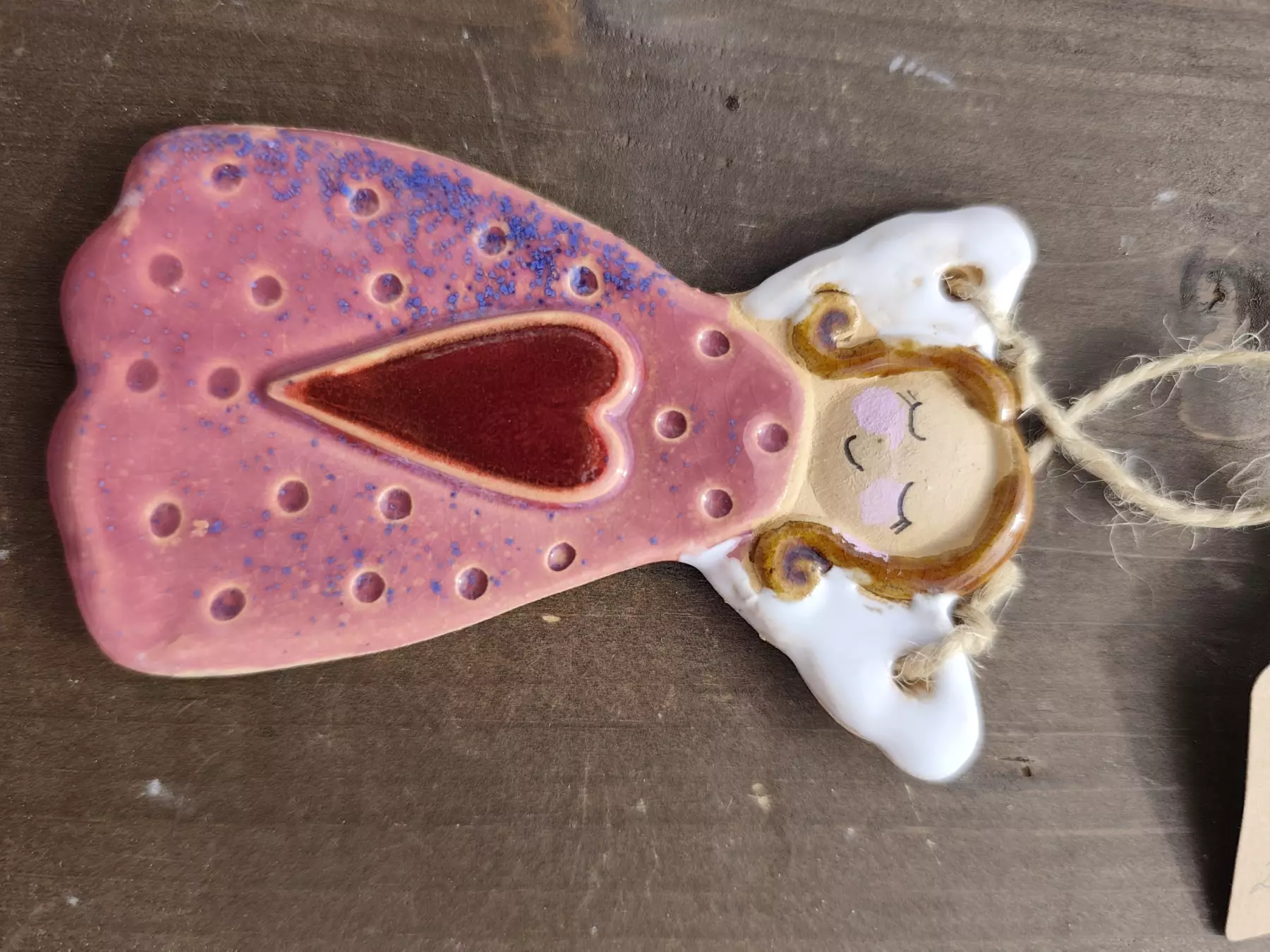 Anioł ceramiczny uśmiechnięty