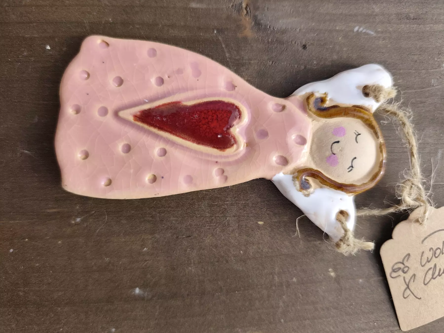 Anioł ceramiczny uśmiechnięty