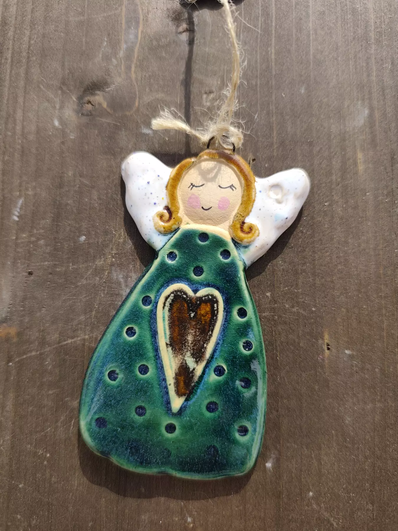 Anioł ceramiczny uśmiechnięty