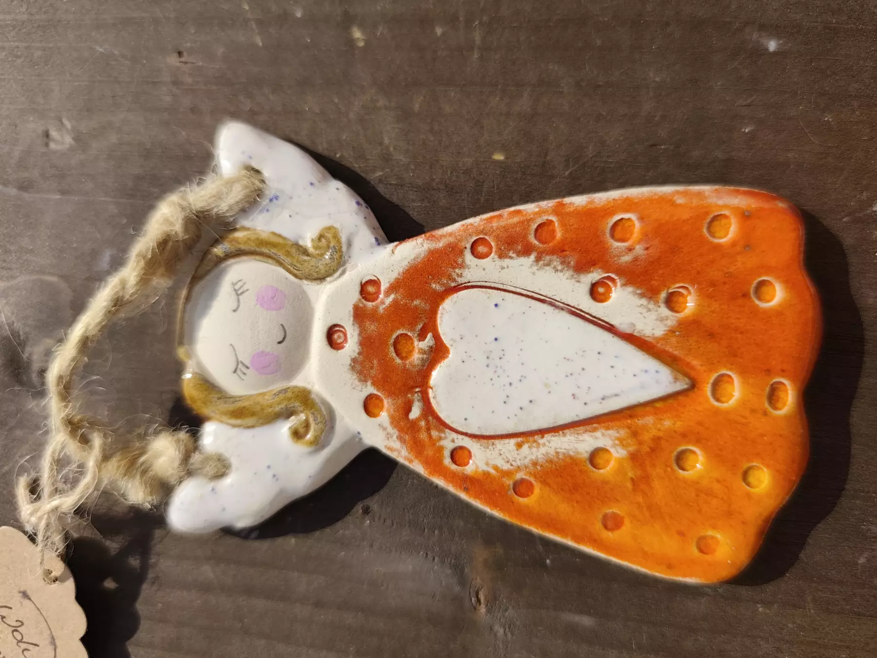 Anioł ceramiczny uśmiechnięty