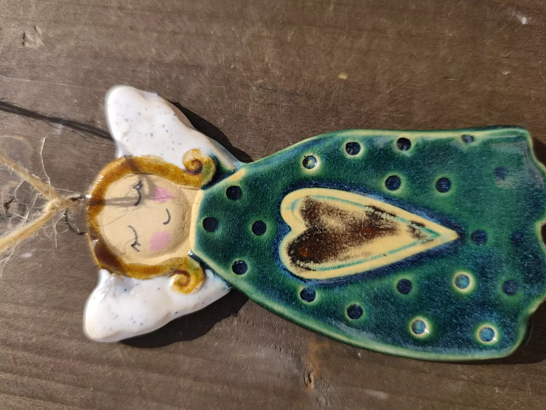 Anioł ceramiczny uśmiechnięty