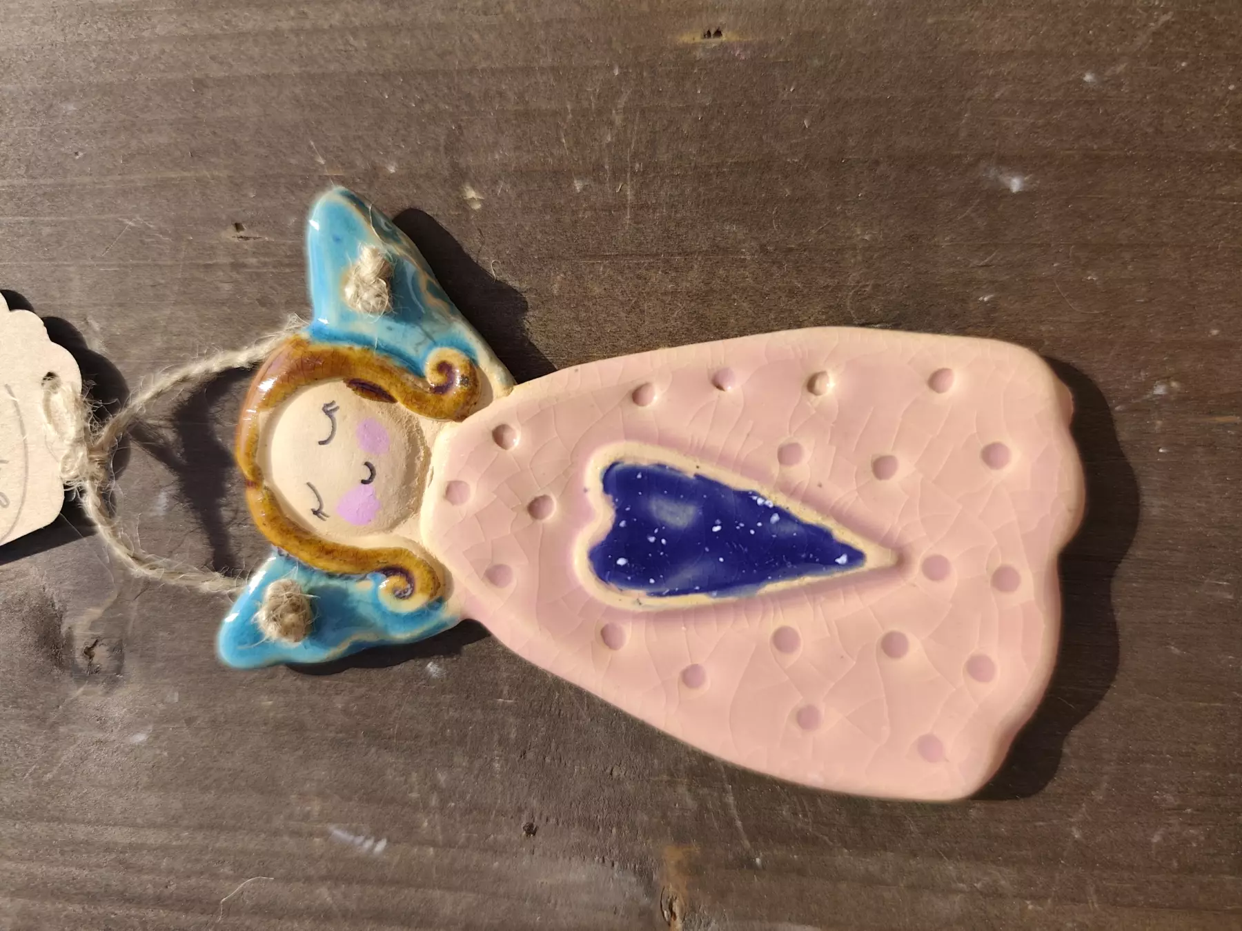 Anioł ceramiczny uśmiechnięty