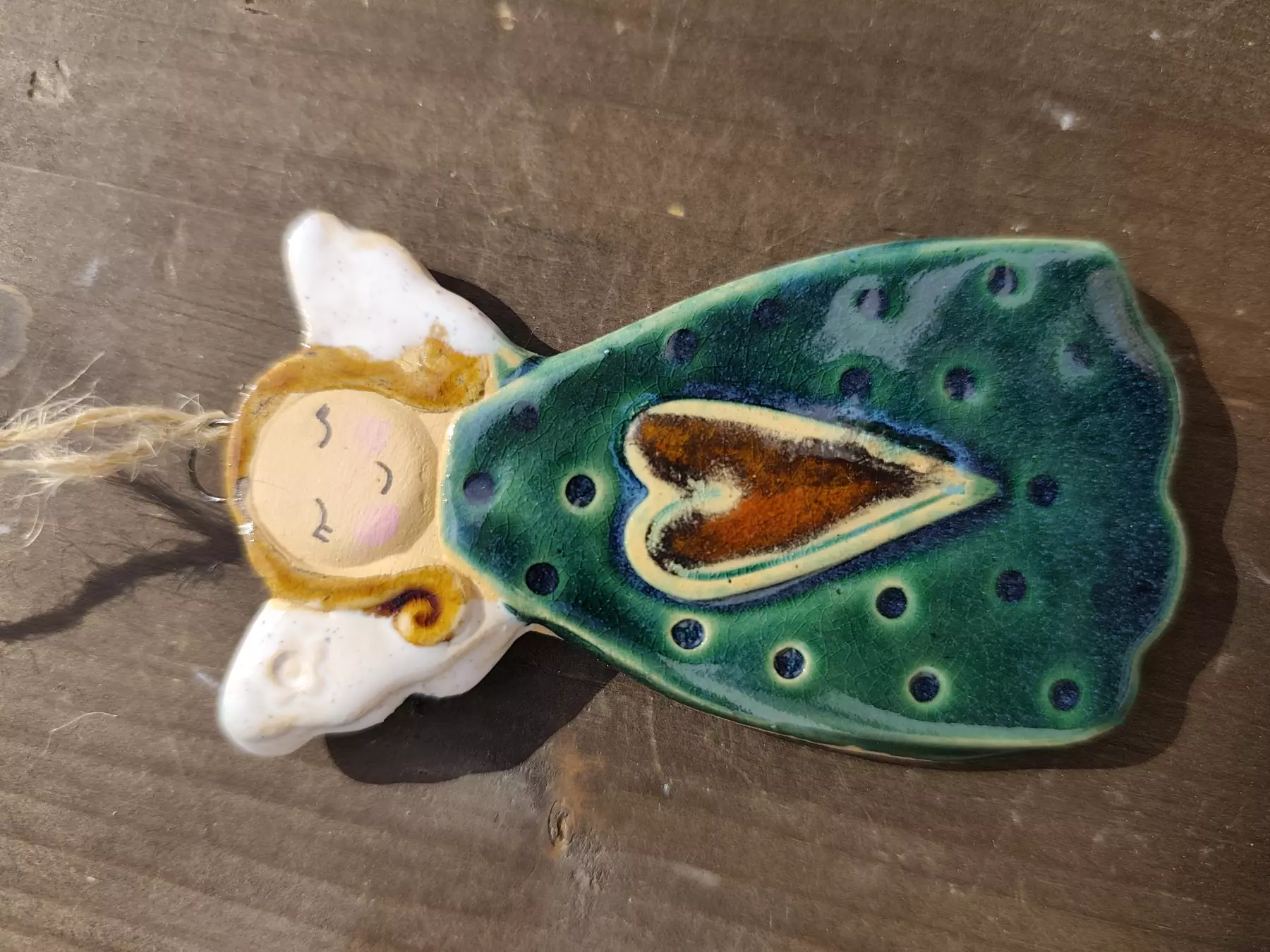 Anioł ceramiczny uśmiechnięty