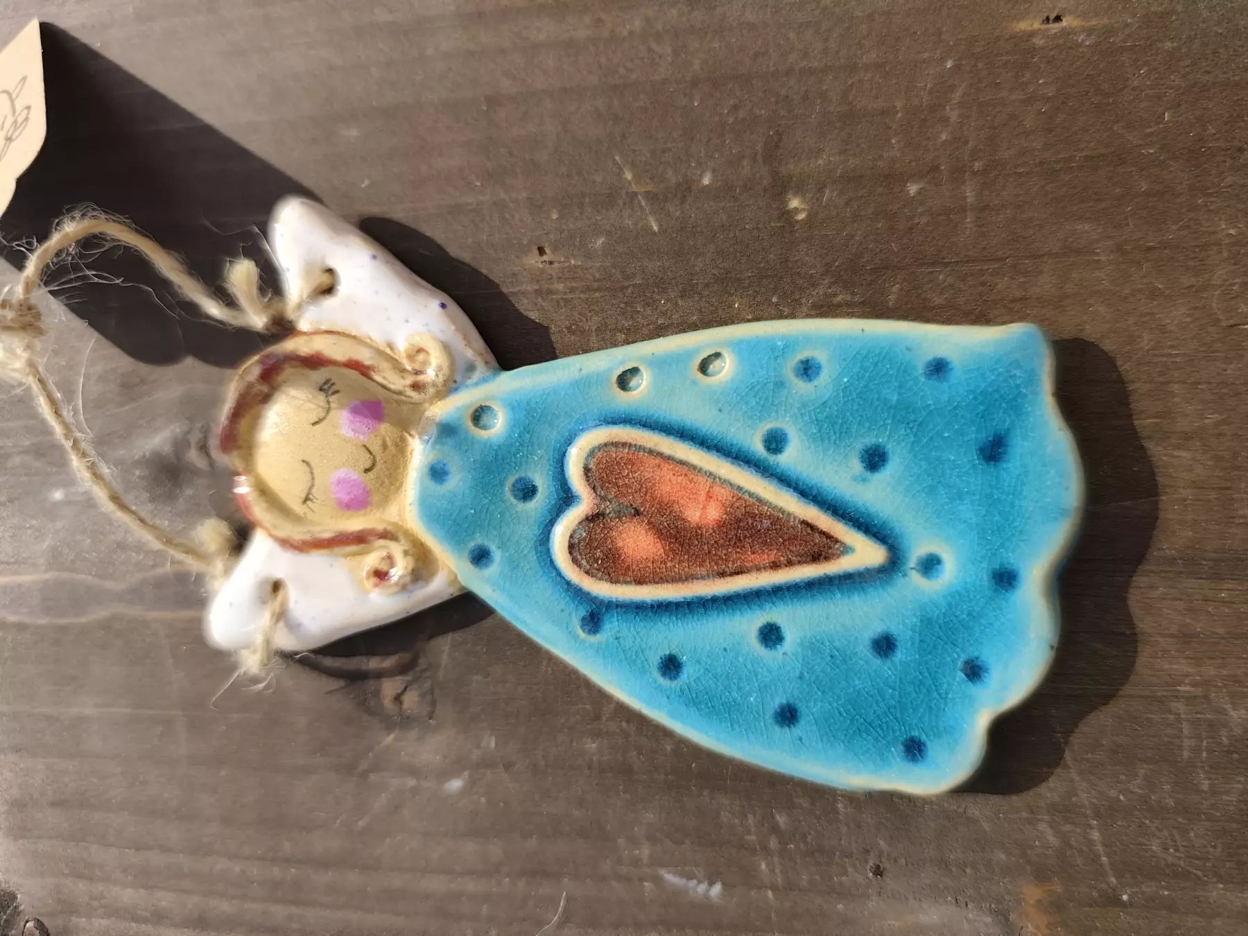 Anioł ceramiczny uśmiechnięty