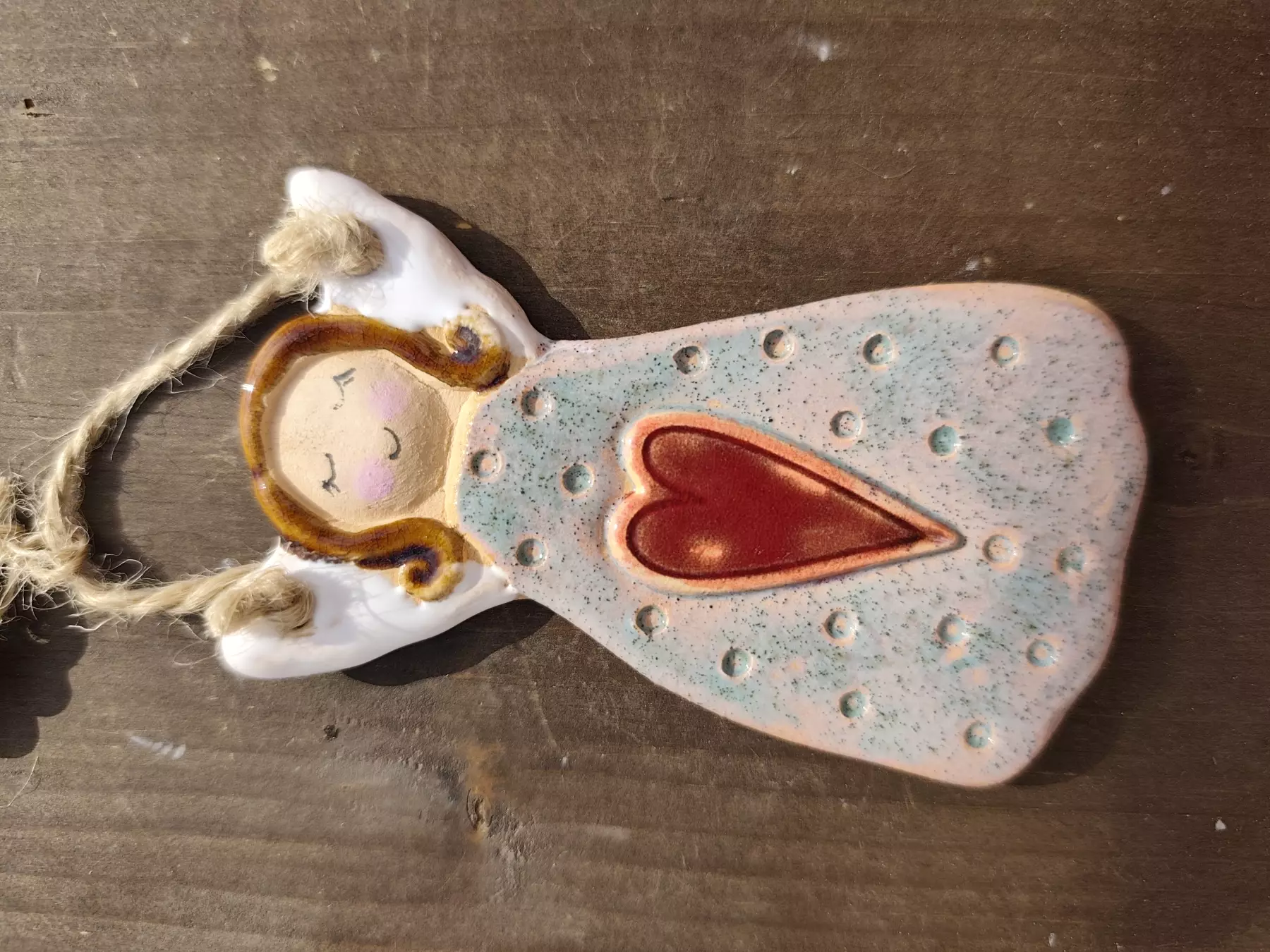 Anioł ceramiczny uśmiechnięty