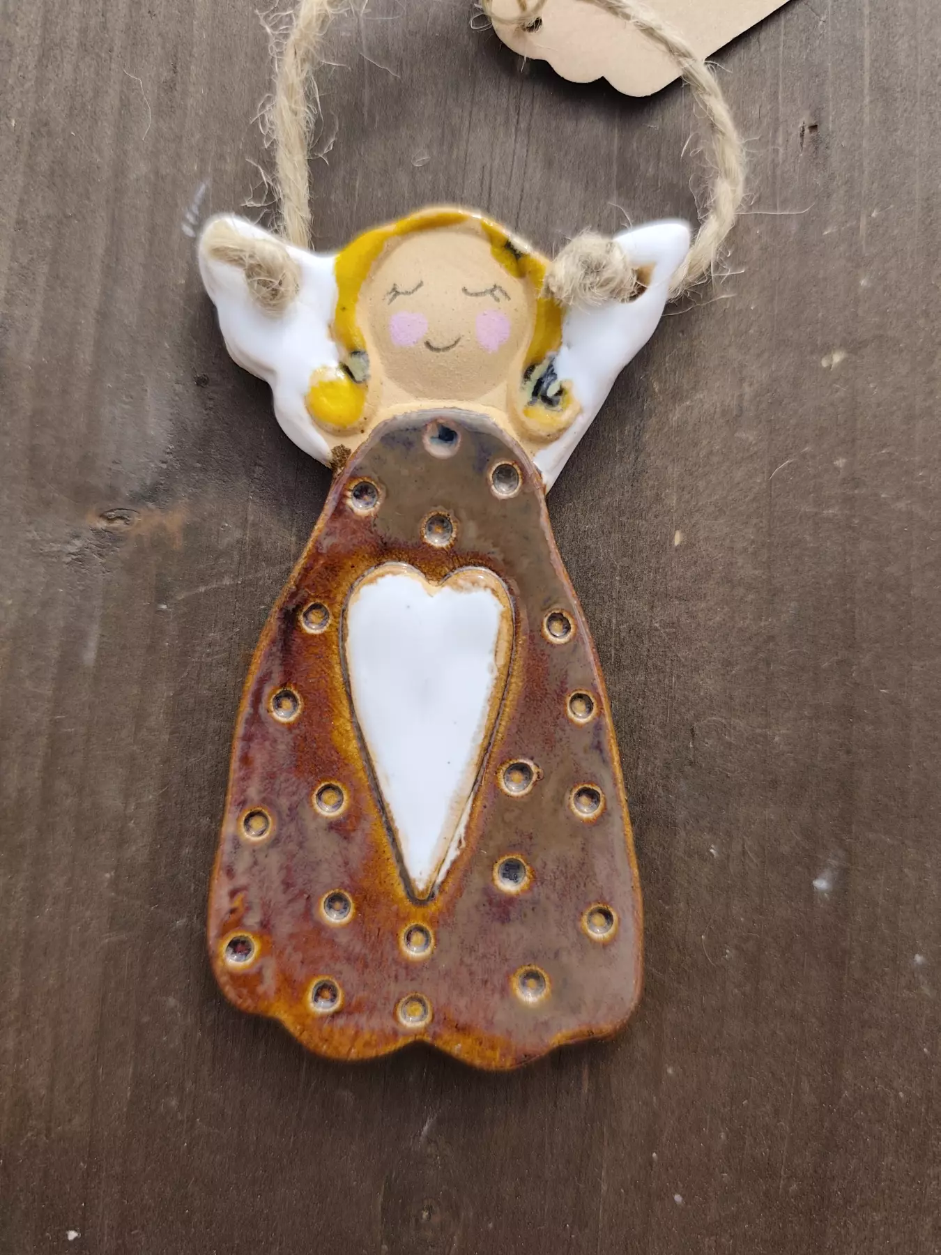 Anioł ceramiczny uśmiechnięty