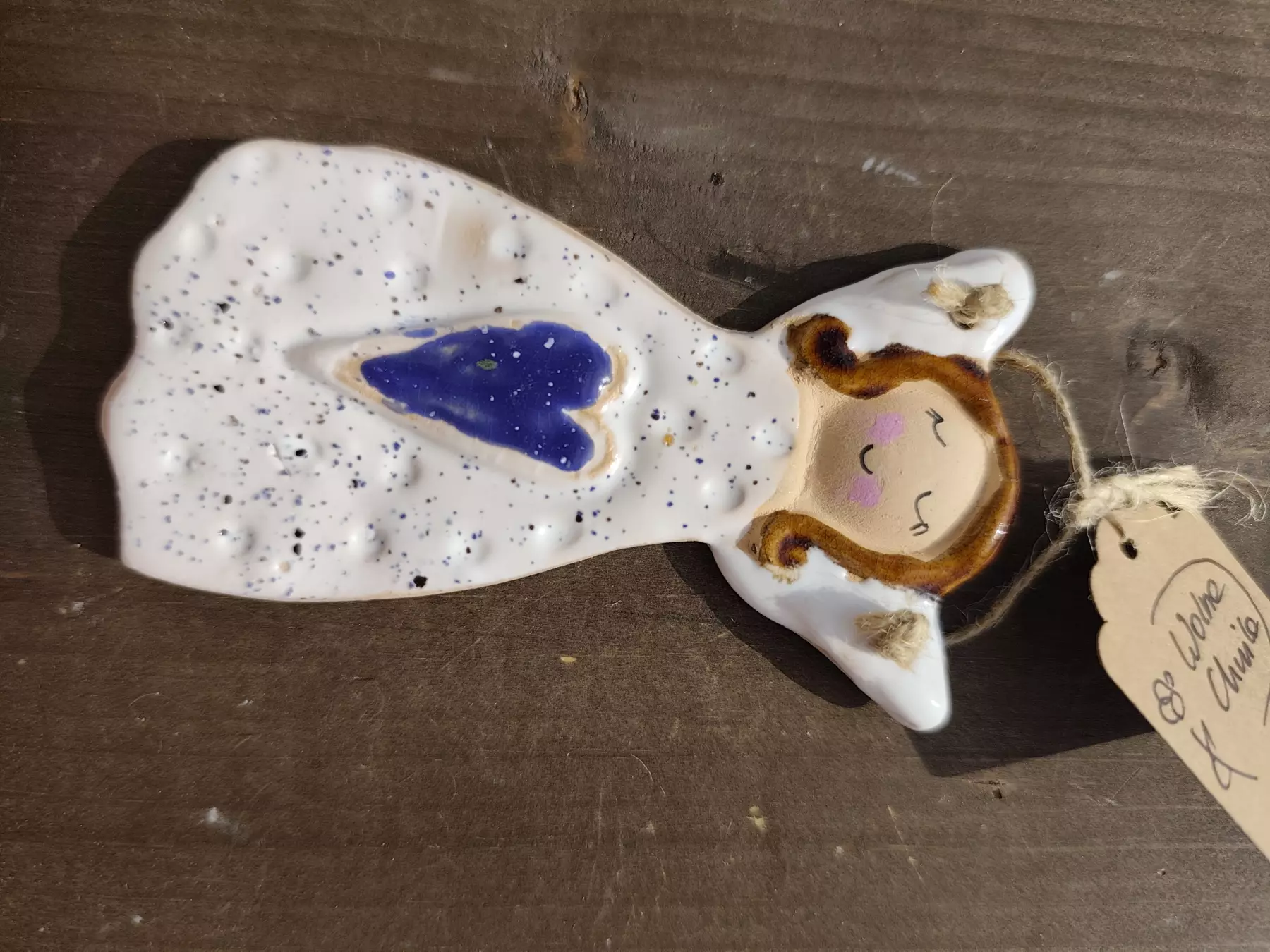Anioł ceramiczny uśmiechnięty