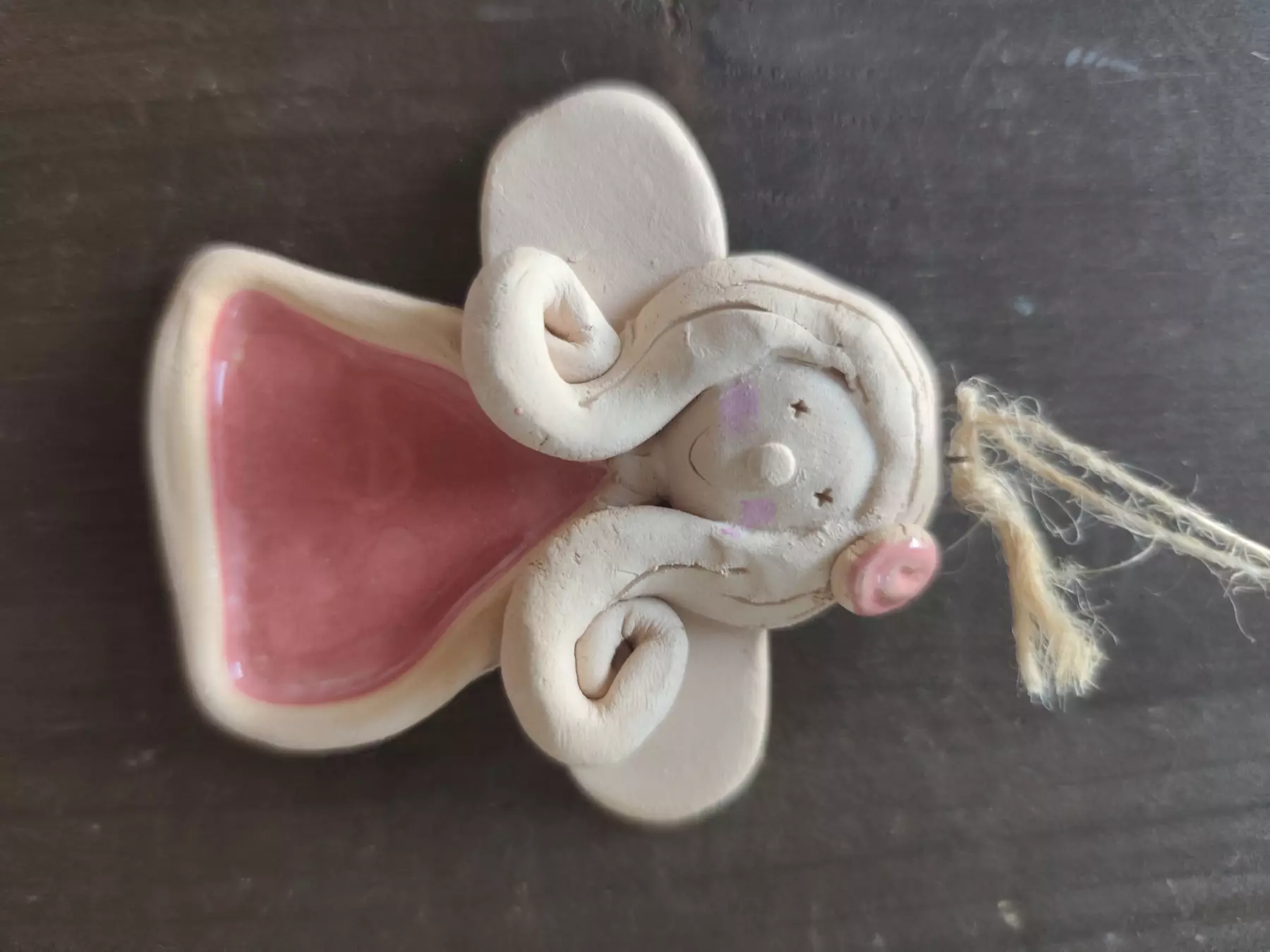 Anioł ceramiczny w kolorowej sukience
