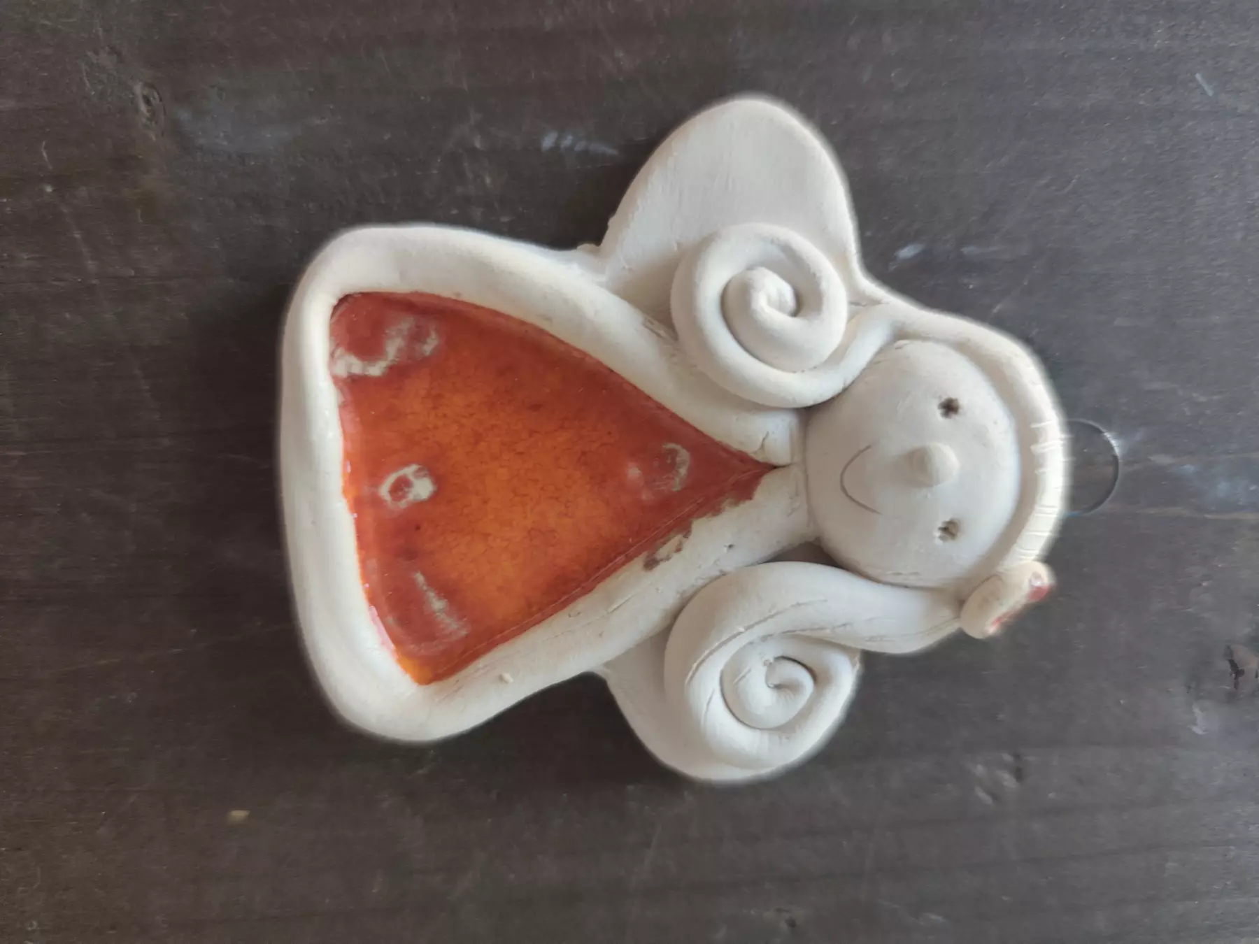 Anioł ceramiczny w kolorowej sukience
