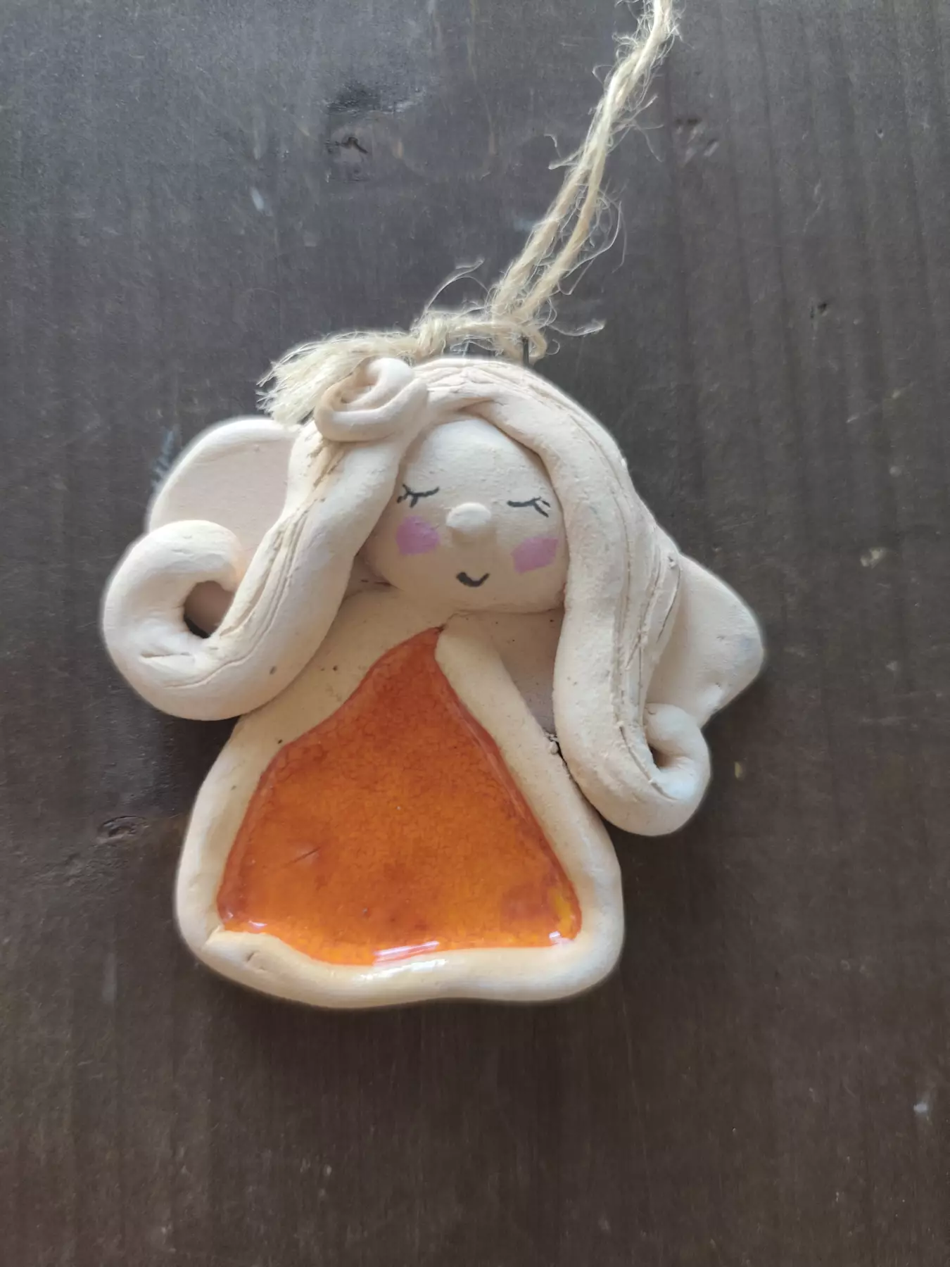 Anioł ceramiczny w kolorowej sukience