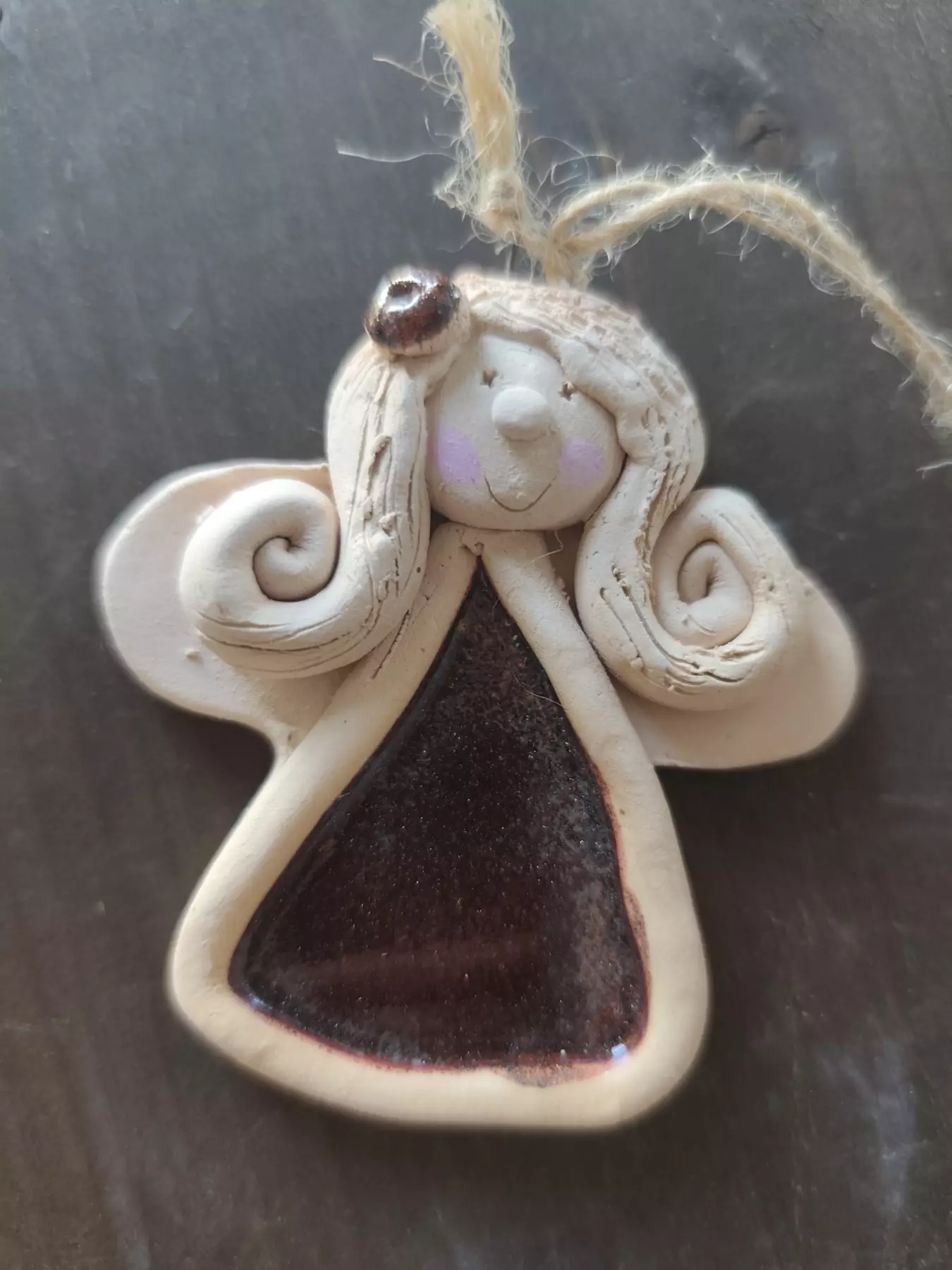 Anioł ceramiczny w kolorowej sukience