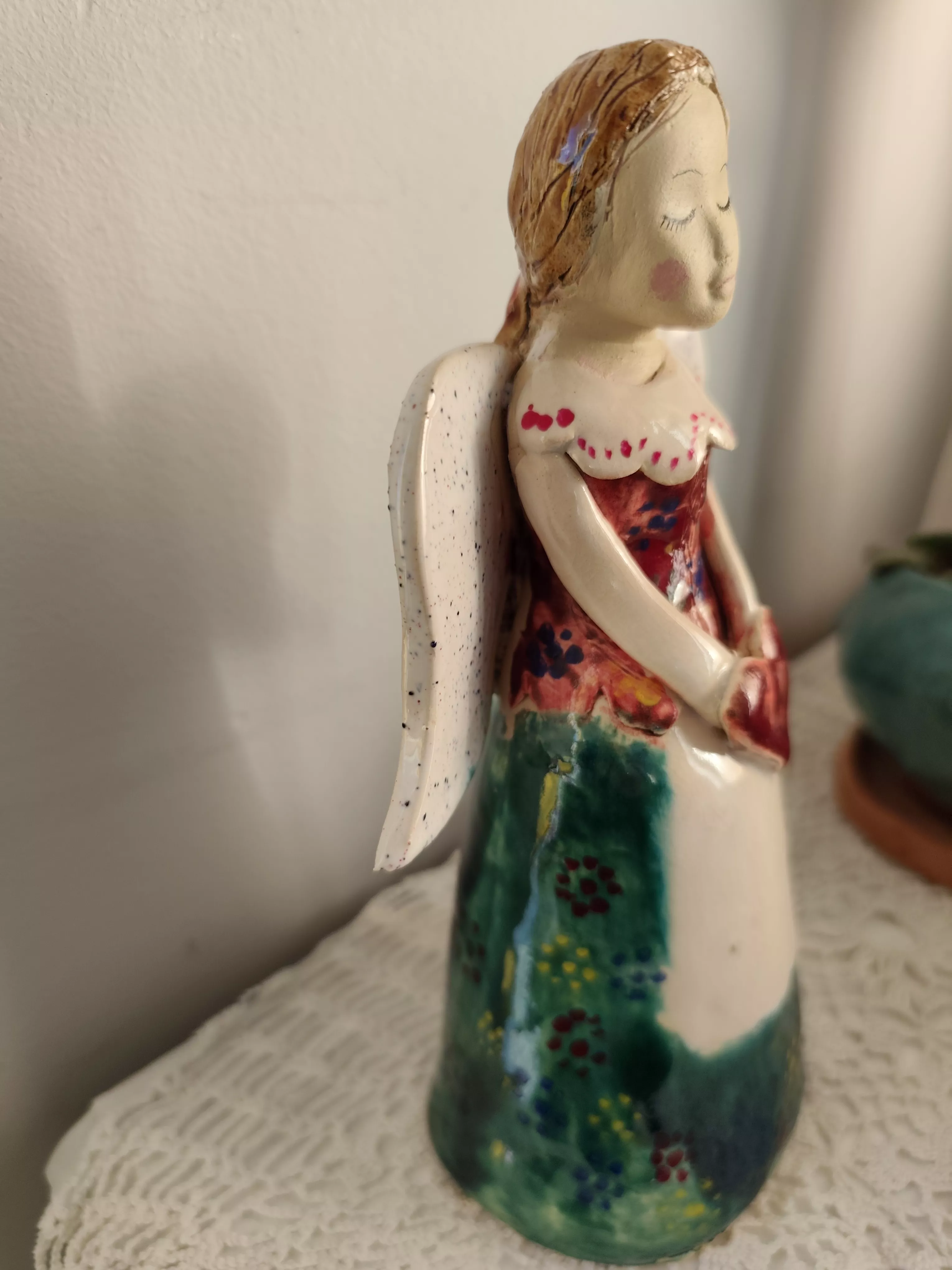 anioł ceramiczny w ludowym stroju