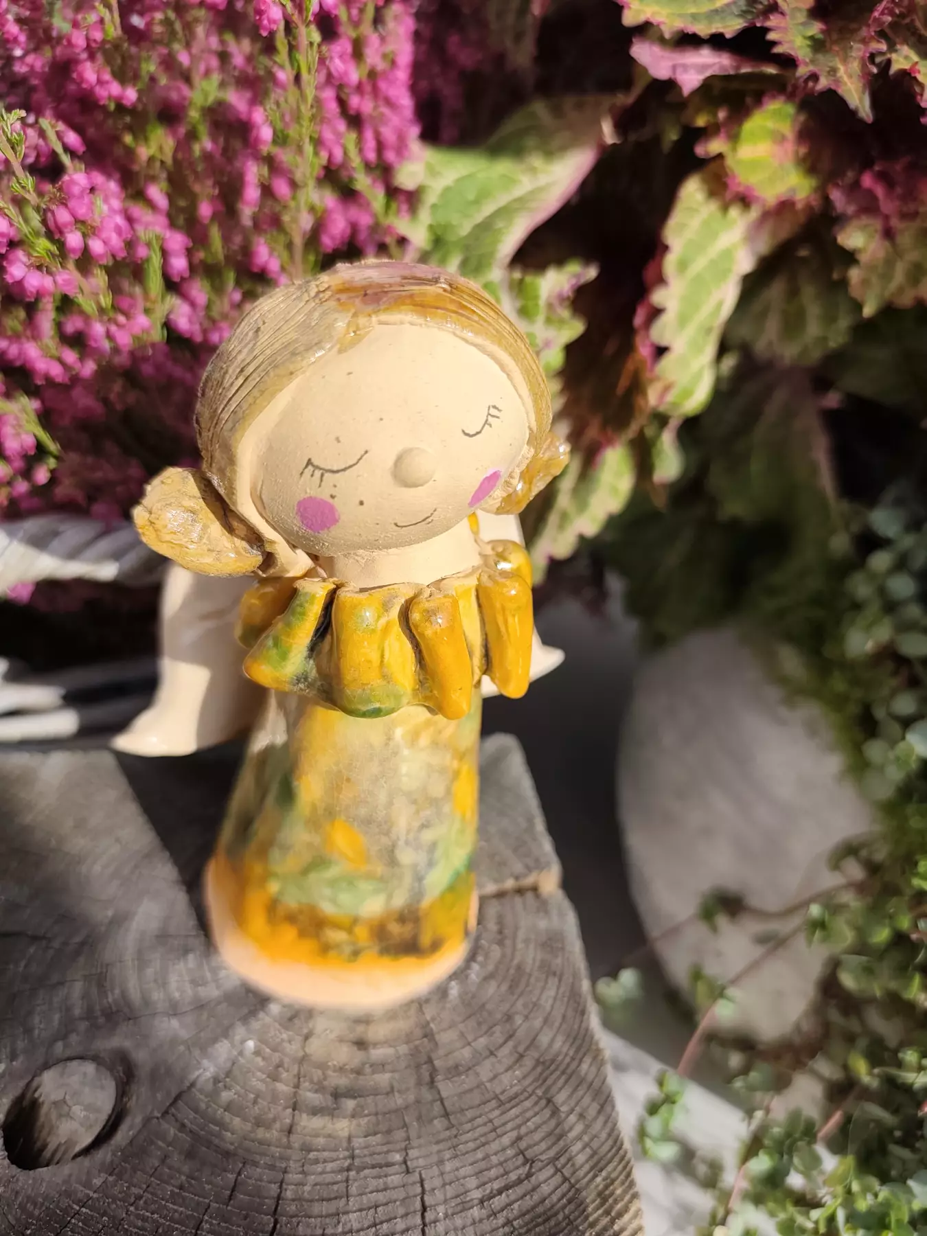 Anioł ceramiczny w pomarańczowej sukience