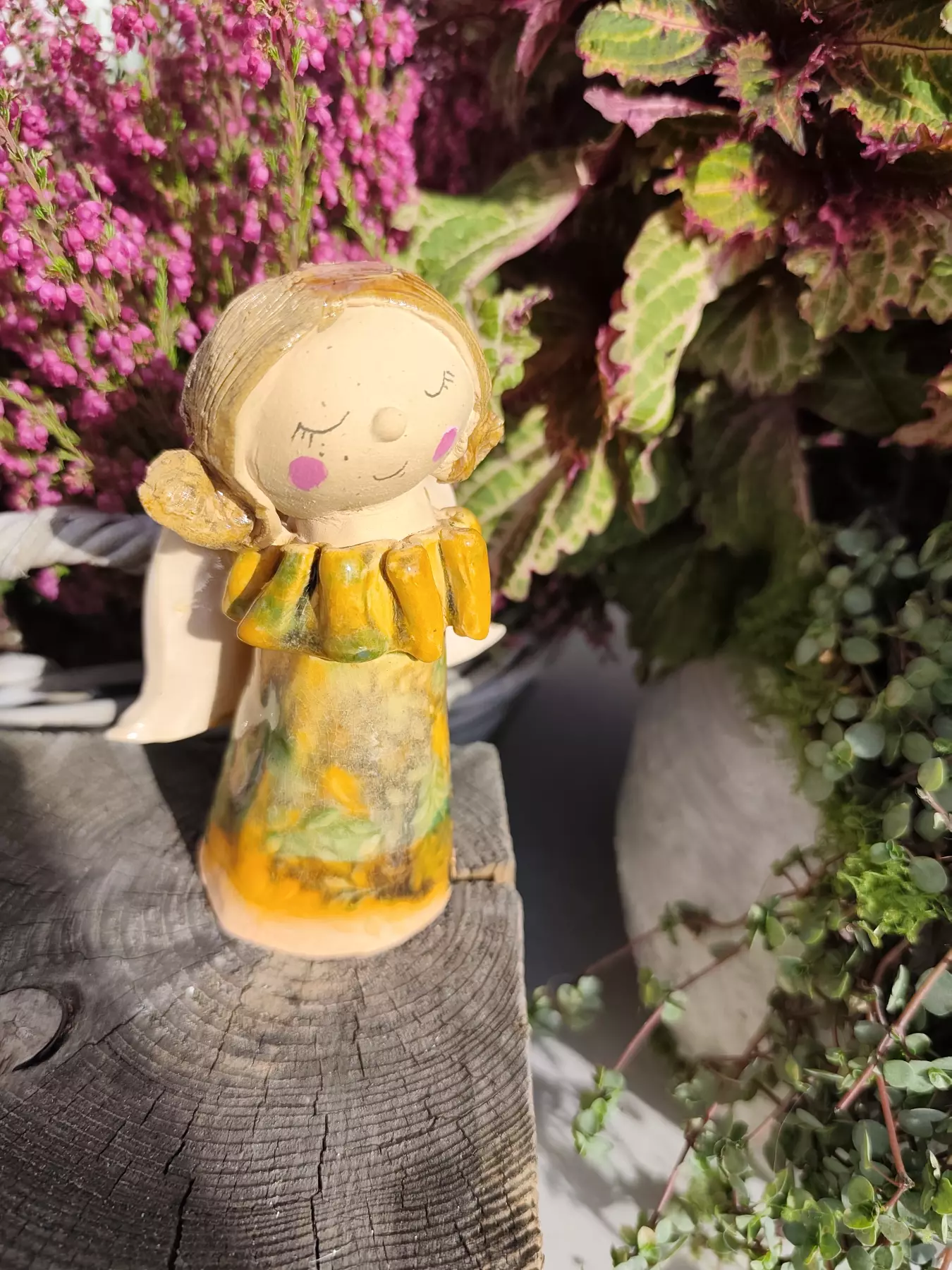 Anioł ceramiczny w pomarańczowej sukience