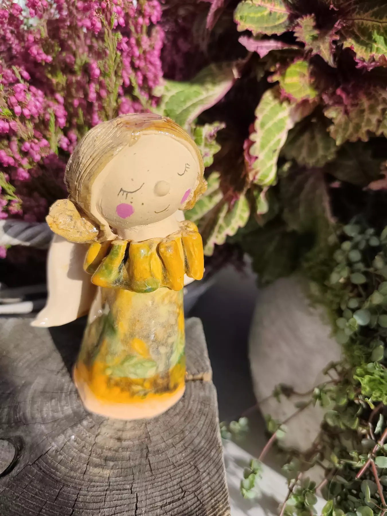 Anioł ceramiczny w pomarańczowej sukience