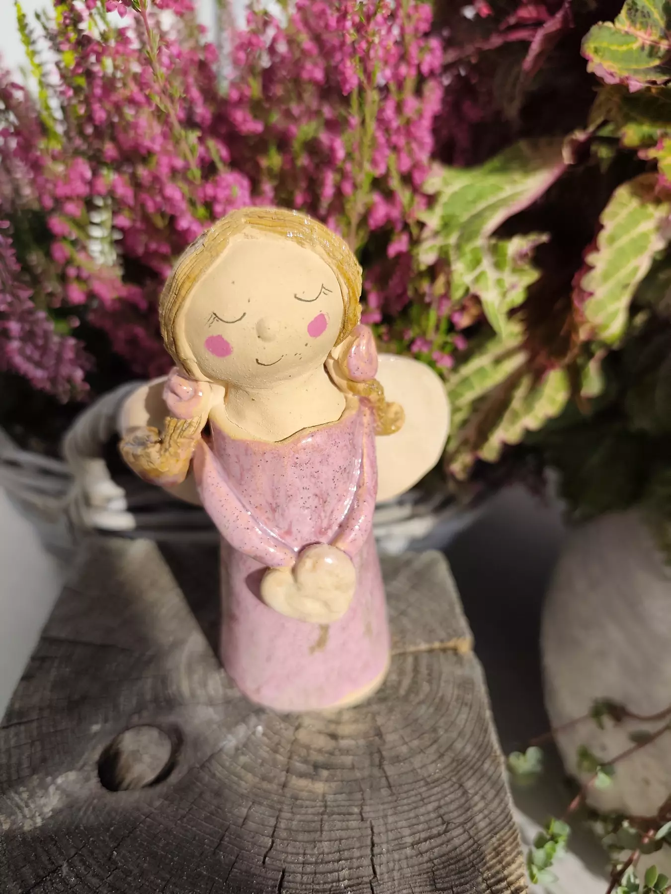 anioł ceramiczny w różowej sukience