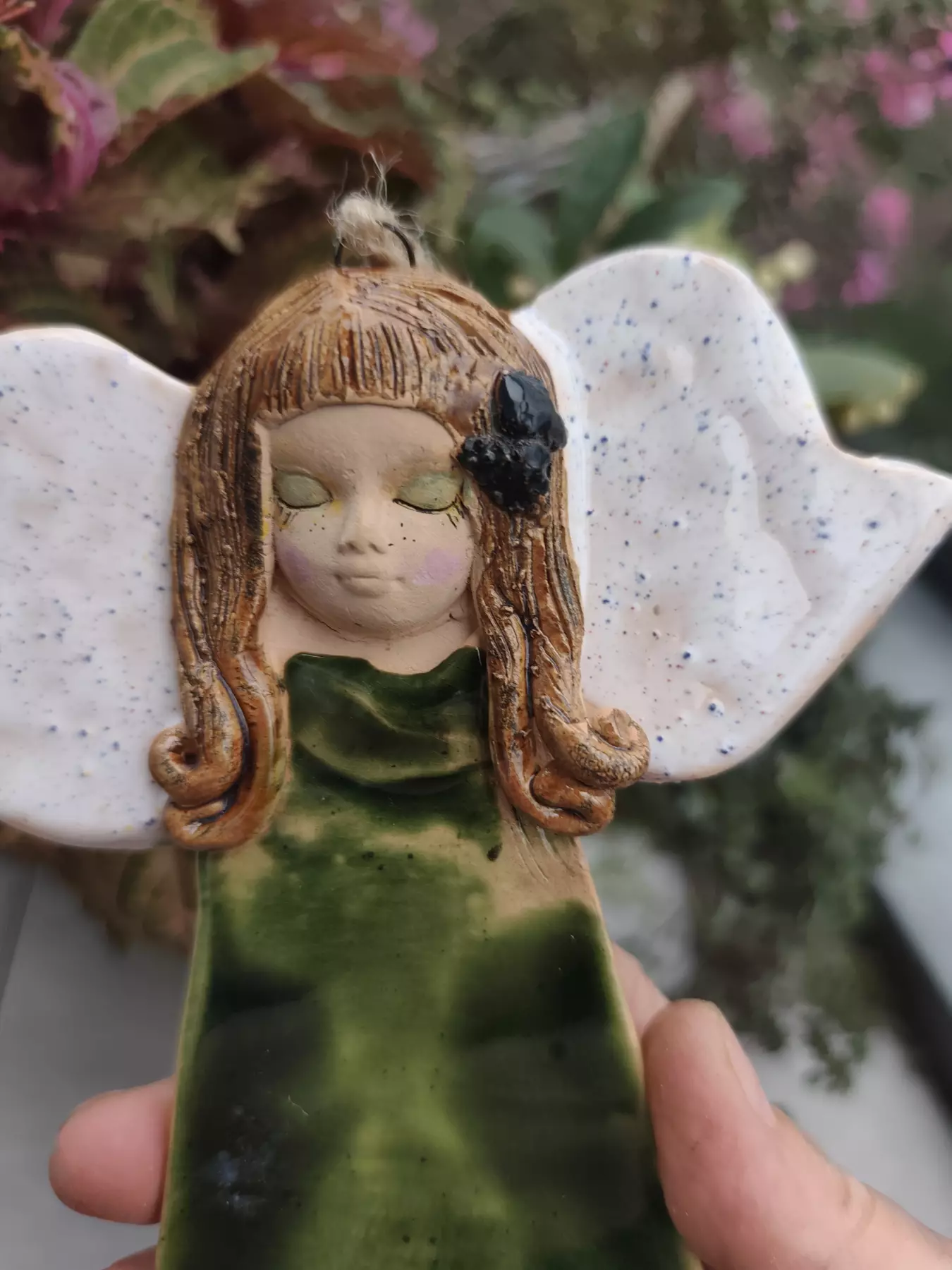 Anioł ceramiczny w zielonej sukience