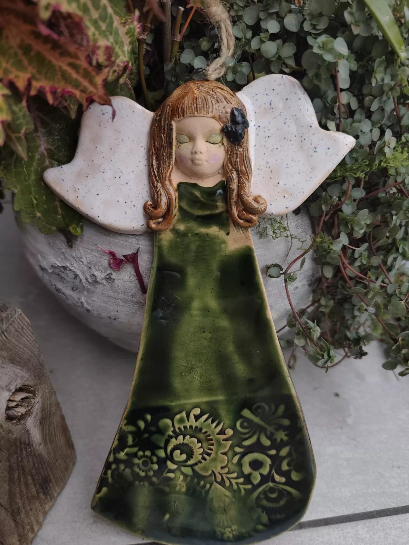 Anioł ceramiczny w zielonej sukience