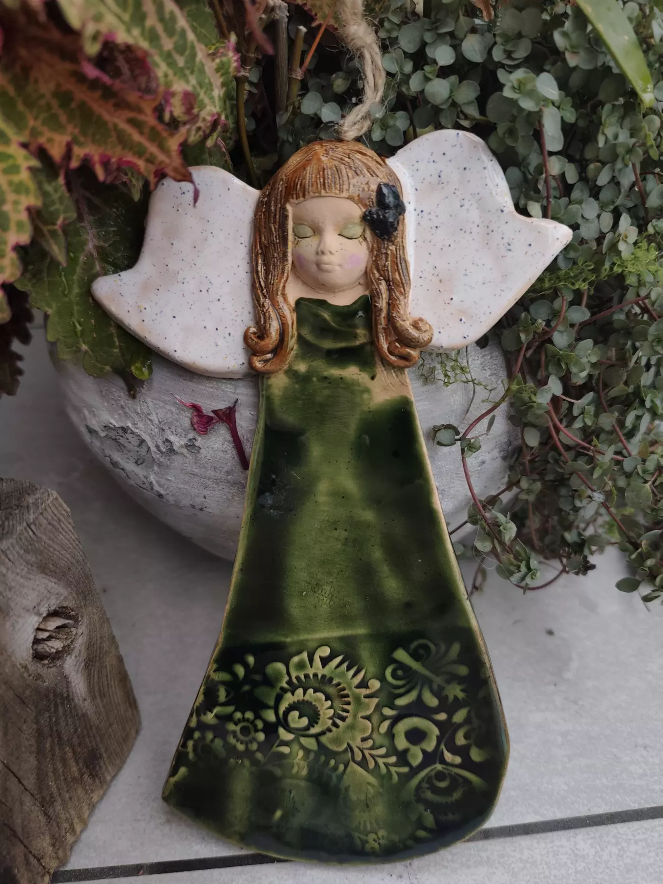 Anioł ceramiczny w zielonej sukience