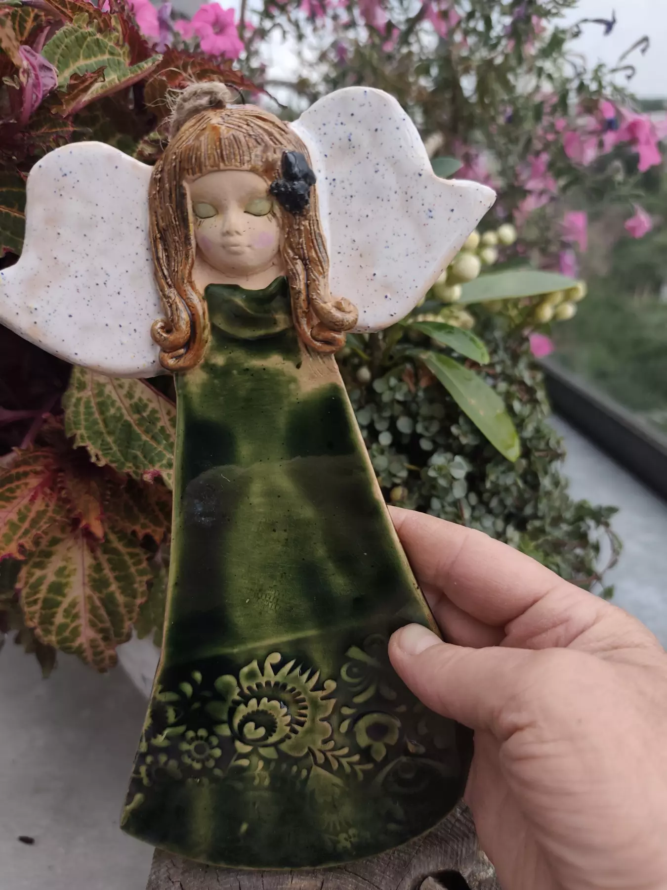 Anioł ceramiczny w zielonej sukience