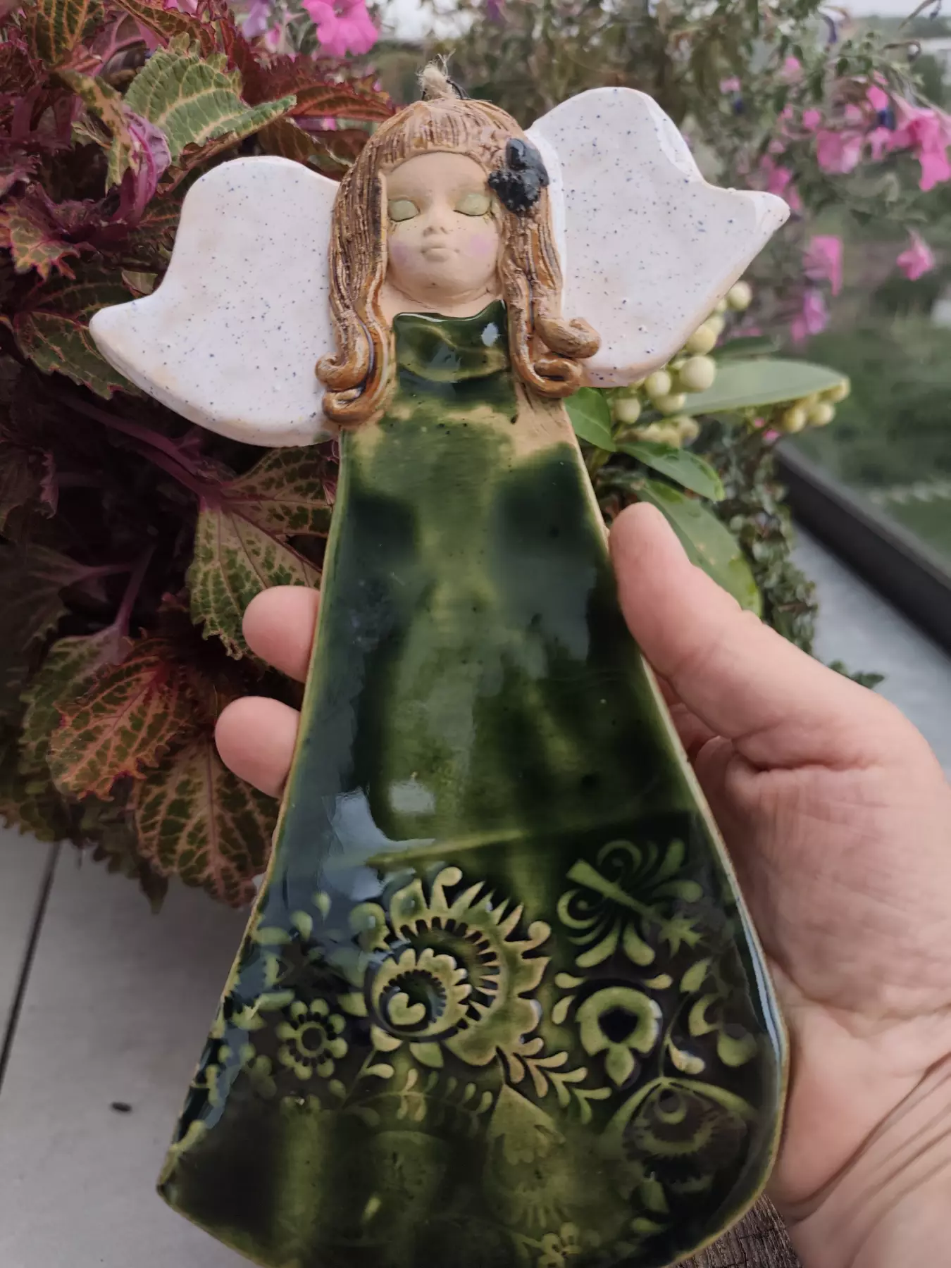 Anioł ceramiczny w zielonej sukience