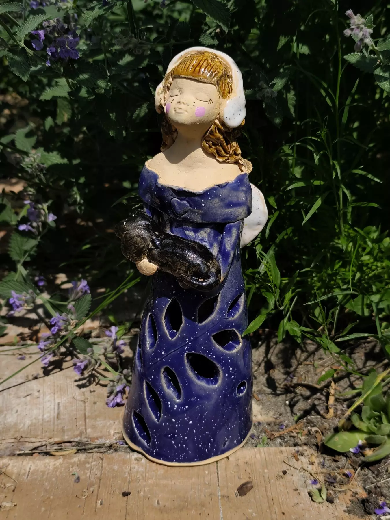 Anioł ceramiczny z jamnikiem lampion