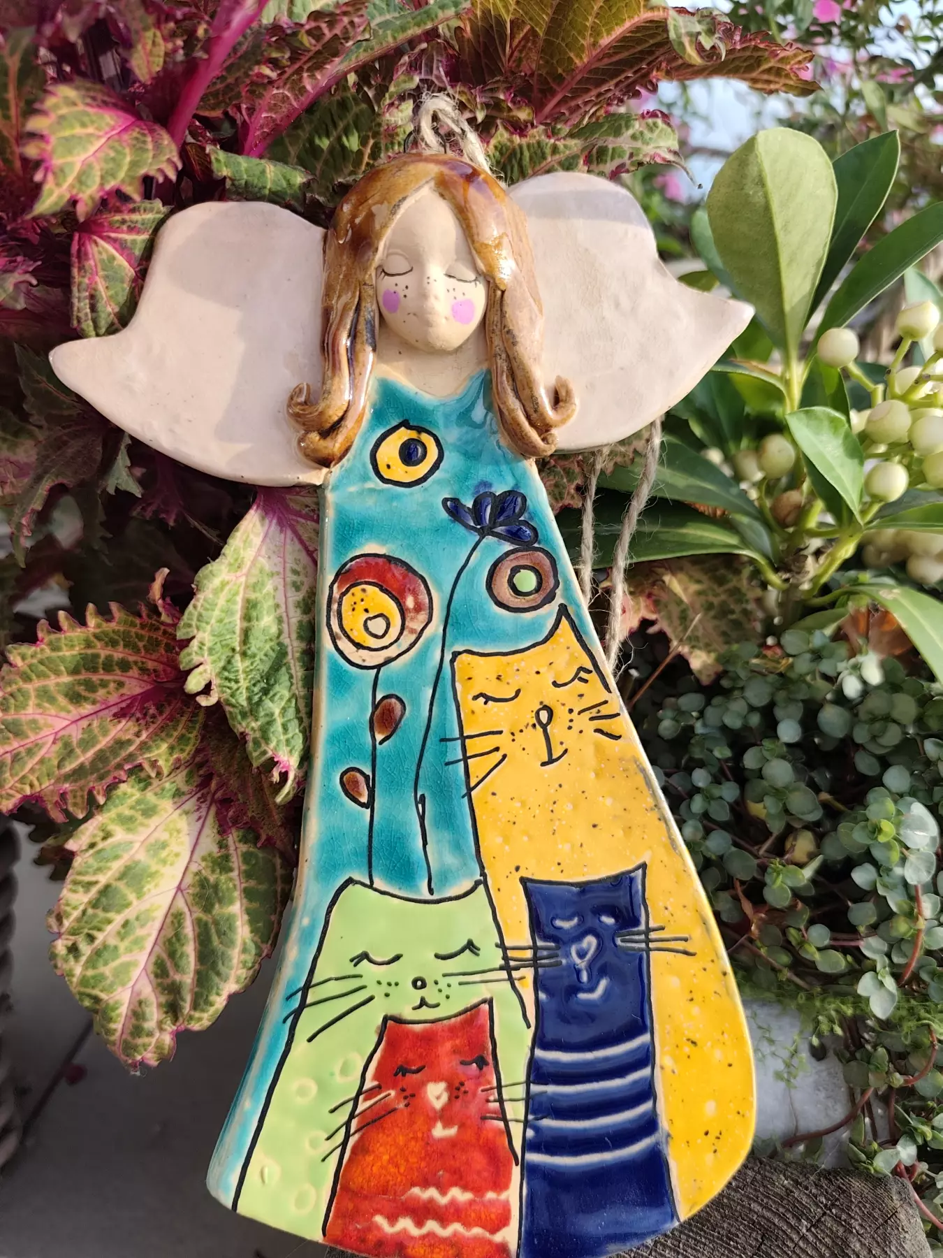 anioł ceramiczny z kotami