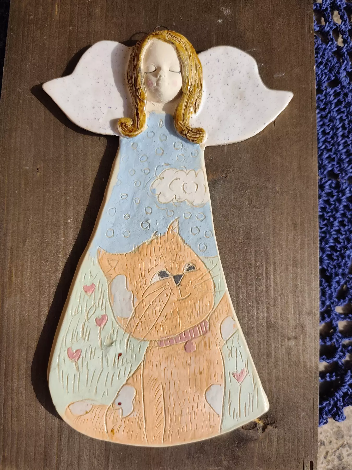 Anioł ceramiczny z kotkiem